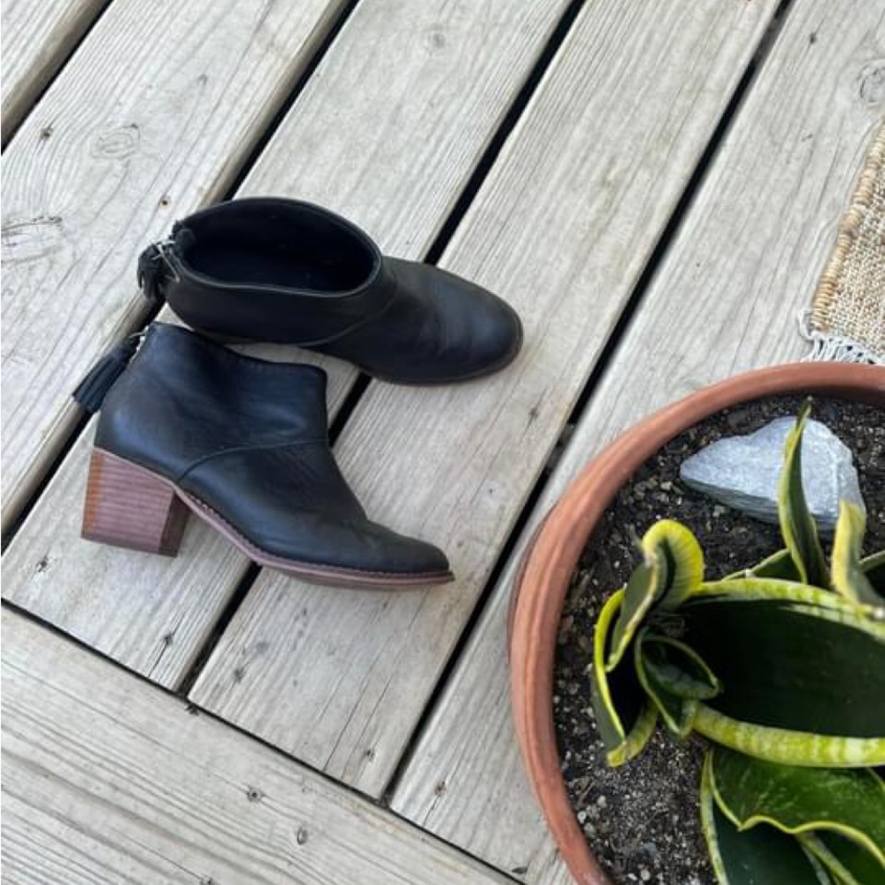 Tom’s black midi boots